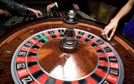 PKPK555 အက်ပ် — မိုဘိုင်းဖုန်းမှ Online Casino ကစားနေသည့် မြင်ကွင်း