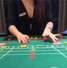 PKPK555 Live Roulette ကာစီနို ဂိမ်း — ဒီလာနှင့် Roulette စားပွဲ